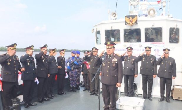 Polda Jambi Gelar Tabur Bunga Di Perairan Kuala Tungkal, Salurkan Bansos Hingga Tebar Tiga Ton Benih Kerang