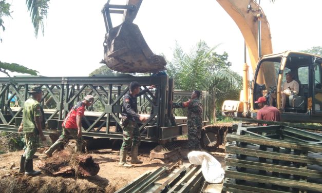 Kodim 0415/Jambi Bersama Satuan Jajaran Bangun Jembatan Bailey, Pulihkan Akses Penghubung Dua Kecamatan di Batang Hari
