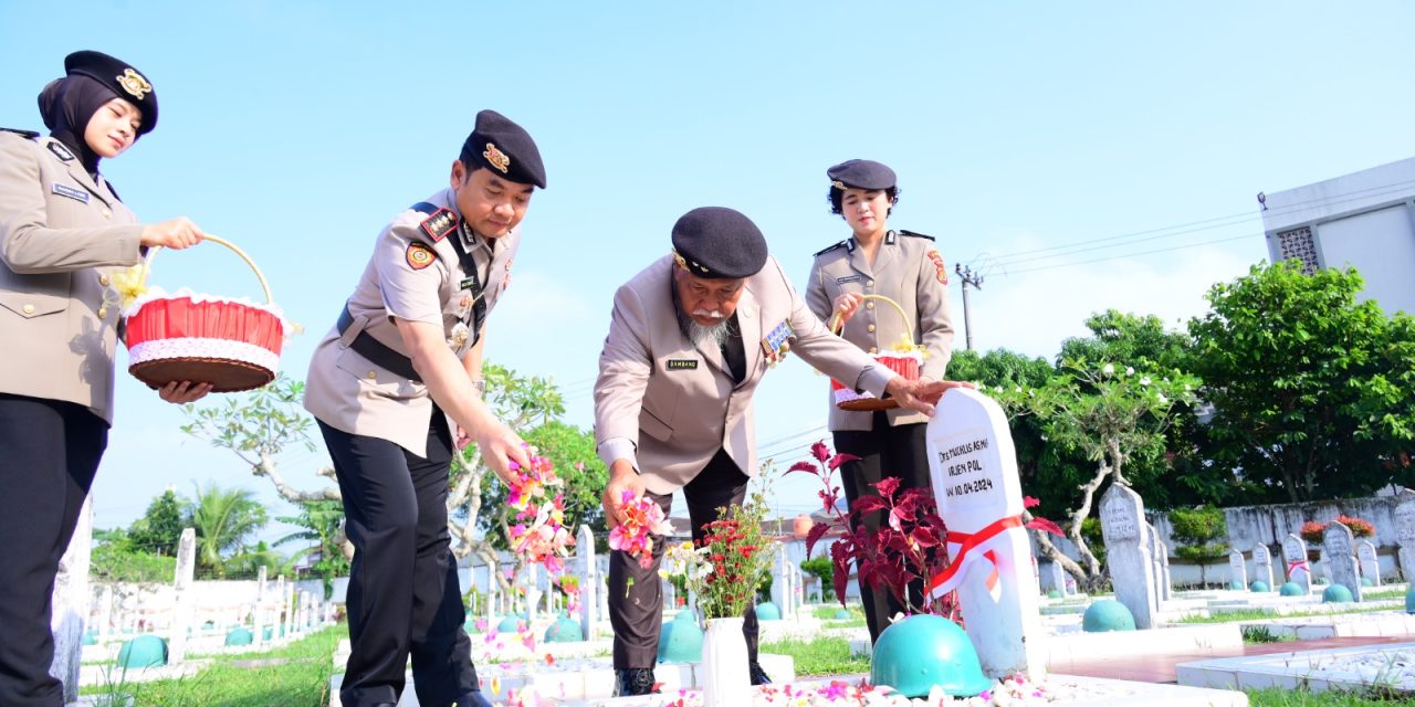 Polda Jambi Gelar Ziarah Rombongan Di TMP Satria Bhakti, Kenang Jasa Para Pahlawan Pada Hari Bhayangkara Ke-80