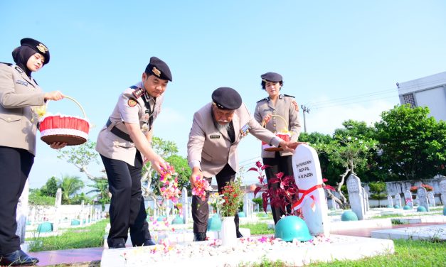 Polda Jambi Gelar Ziarah Rombongan Di TMP Satria Bhakti, Kenang Jasa Para Pahlawan Pada Hari Bhayangkara Ke-80