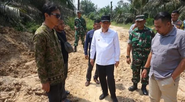 Bupati Muaro Jambi Tinjau Perbaikan Jalan Rusak Di Sungai Bahar, Infrastruktur Jadi Prioritas