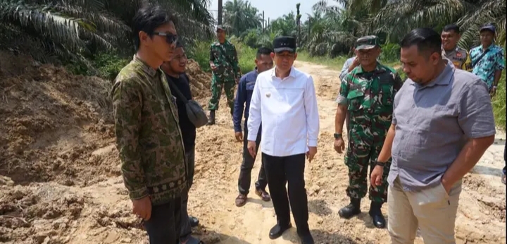 Bupati Muaro Jambi Tinjau Perbaikan Jalan Rusak Di Sungai Bahar, Infrastruktur Jadi Prioritas