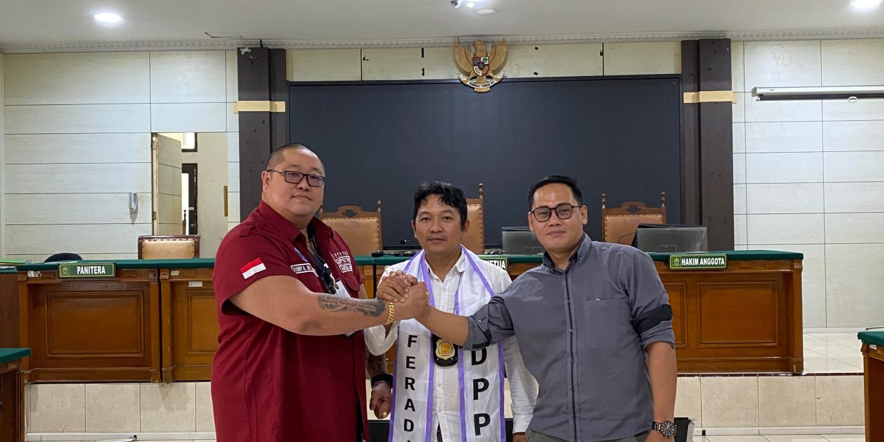 Ketua Umum FERADI WPI Kalungkan Slempang Kepada Sukindar, Perkuat Komitmen Bantuan Hukum Gratis Bagi Masyarakat