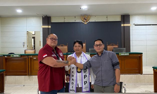 Ketua Umum FERADI WPI Kalungkan Slempang Kepada Sukindar, Perkuat Komitmen Bantuan Hukum Gratis Bagi Masyarakat