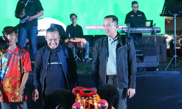 Kasrem 042/Gapu Resmi Buka Festival Rakyat Nobar Piala Dunia 2026, Antusias Warga Padati Lapangan Koremi