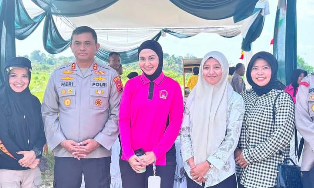 Kapolres Muaro Jambi Dampingi Ketua Bhayangkari Daerah Jambi Panen Semangka Dukung Ketahanan Pangan