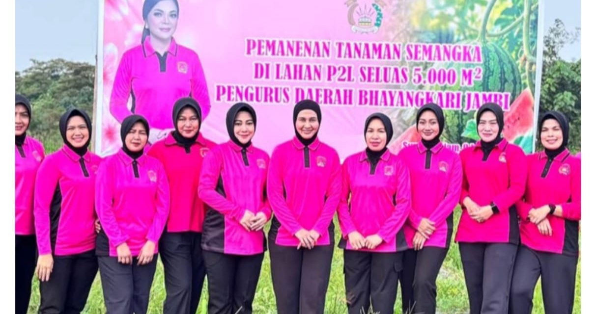 Bhayangkari Muaro Jambi Panen Semangka P2L, Perkuat Ketahanan Pangan Bersama Masyarakat