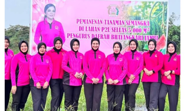 Bhayangkari Muaro Jambi Panen Semangka P2L, Perkuat Ketahanan Pangan Bersama Masyarakat