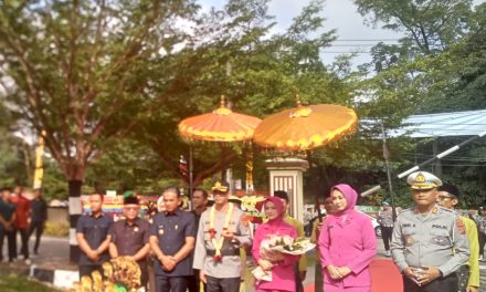 AKBP Bayu Noormansyah Resmi Disambut Sebagai Kapolres Muaro Jambi Dengan Prosesi Adat Dan Pedang Pora