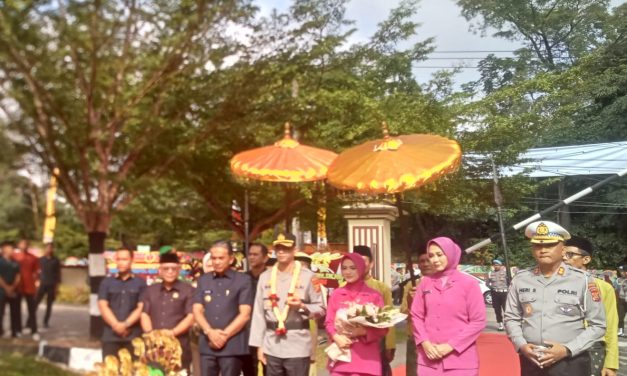 AKBP Bayu Noormansyah Resmi Disambut Sebagai Kapolres Muaro Jambi Dengan Prosesi Adat Dan Pedang Pora
