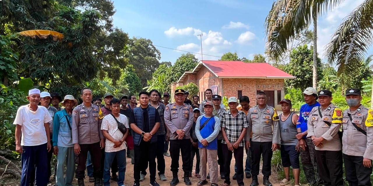 Personel Polsek Kumpeh Ulu Amankan Aksi Unjuk Rasa Warga Desa Tarikan Secara Humanis