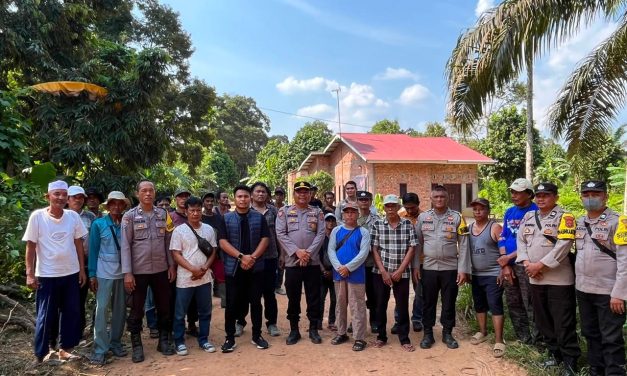 Personel Polsek Kumpeh Ulu Amankan Aksi Unjuk Rasa Warga Desa Tarikan Secara Humanis