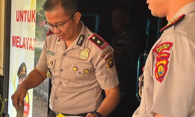 Kapolres Muaro Jambi Beri Kejutan Ulang Tahun Ke-48 Untuk Waka Polres Kompol Aroni Candra