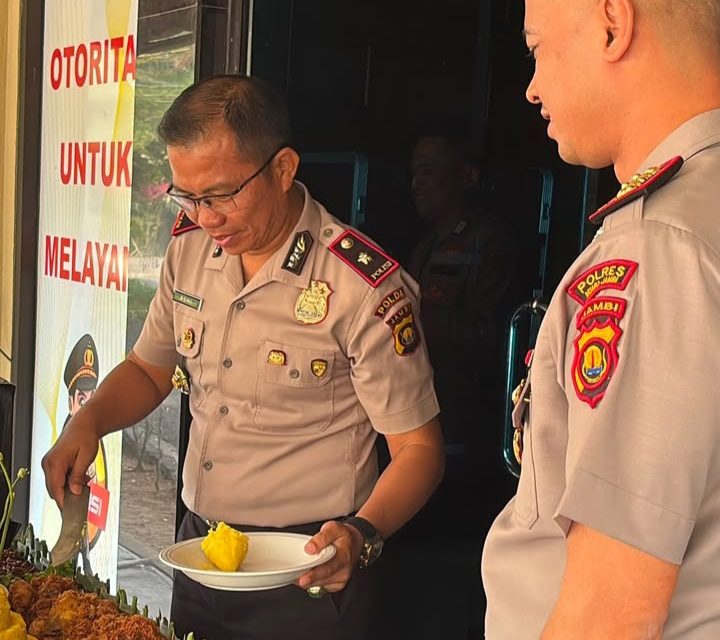 Kapolres Muaro Jambi Beri Kejutan Ulang Tahun Ke-48 Untuk Waka Polres Kompol Aroni Candra