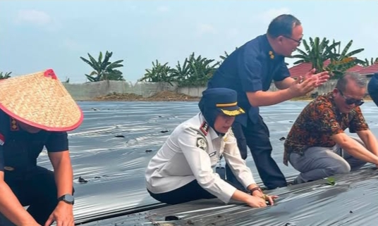 Kalapas Perempuan Jambi Hadiri Penyerahan ULP Muaro Jambi dan Panen Melon