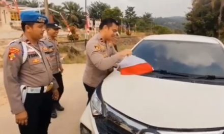Jelang HUT RI Ke-81, Polsek Bahar Selatan Bagikan dan Pasang Bendera Merah Putih di Kendaraan Warga