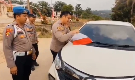 Jelang HUT RI Ke-81, Polsek Bahar Selatan Bagikan dan Pasang Bendera Merah Putih di Kendaraan Warga
