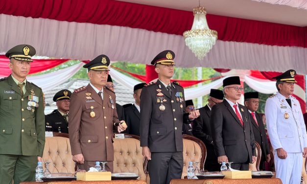 Kapolres Muaro Jambi Hadiri Upacara Pengibaran Duplikat Bendera Pusaka HUT ke-81 RI