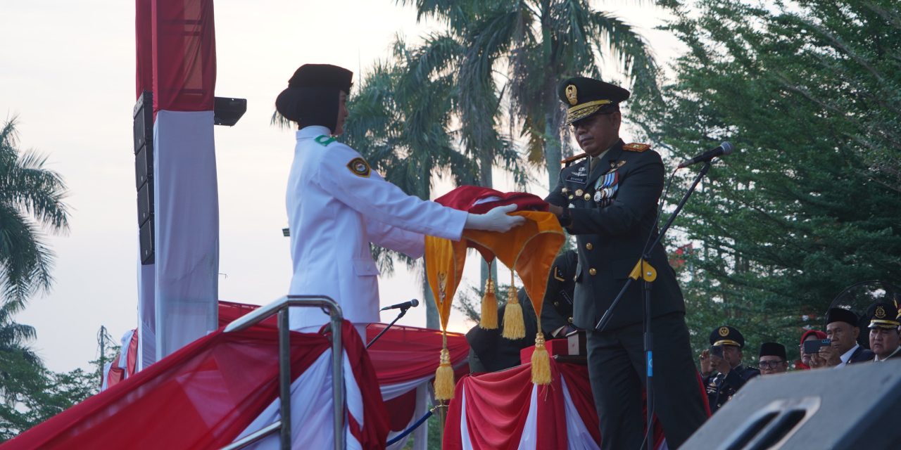 Danrem 042/Gapu Brigjen TNI Nyamin Pimpin Upacara Penurunan Bendera HUT ke-81 RI di Jambi