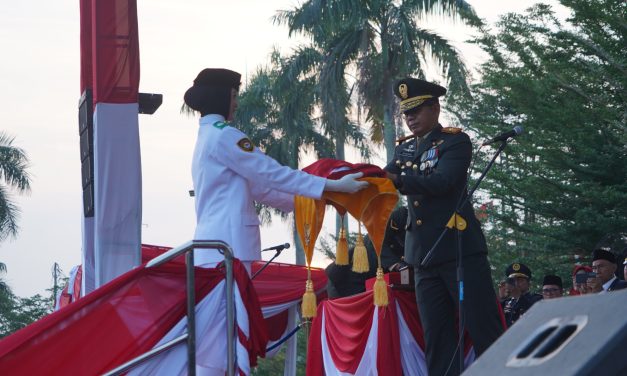 Danrem 042/Gapu Brigjen TNI Nyamin Pimpin Upacara Penurunan Bendera HUT ke-81 RI di Jambi