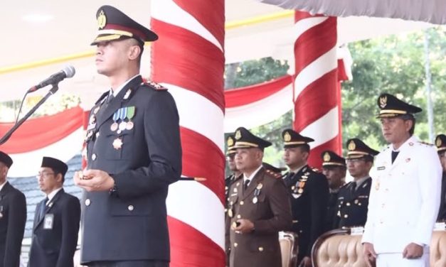 Kapolres Muaro Jambi Pimpin Upacara Penurunan Duplikat Bendera Pusaka