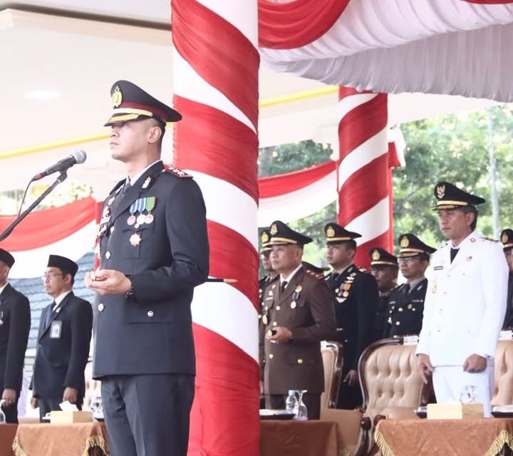 Kapolres Muaro Jambi Pimpin Upacara Penurunan Duplikat Bendera Pusaka