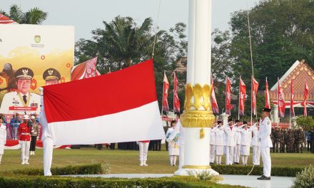 Kasdam II/Sriwijaya Hadiri Upacara Penurunan Bendera HUT Ke-81 Kemerdekaan RI di Griya Agung