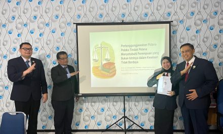 Ketum FERADI WPI Ucapkan Selamat, Hj. Ari Kristiyani Raih Gelar Sarjana Hukum