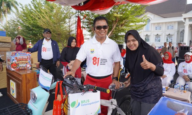 Semarak HUT RI Ke-81, Danrem 042/Gapu Ikuti Gerak Jalan Dan Senam Bersama Di Lapangan Garuda