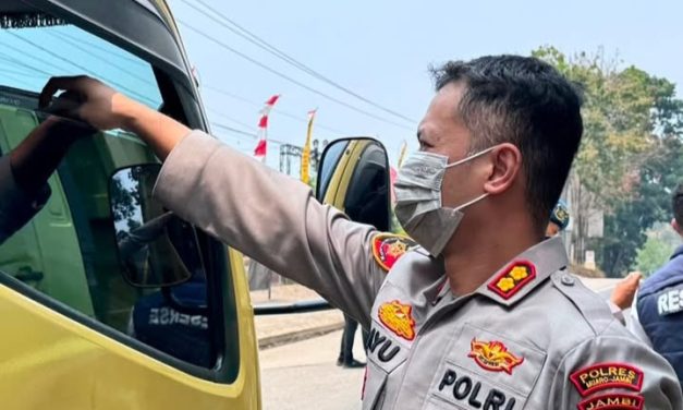 Kapolres Muaro Jambi Turun Langsung Bagikan Masker di Tengah Memburuknya Kualitas Udara