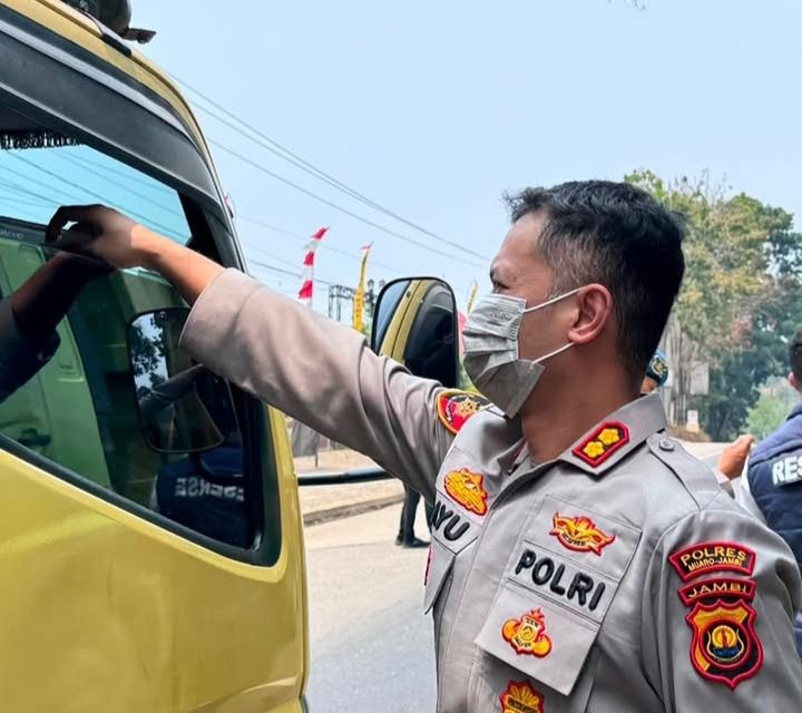 Kapolres Muaro Jambi Turun Langsung Bagikan Masker di Tengah Memburuknya Kualitas Udara