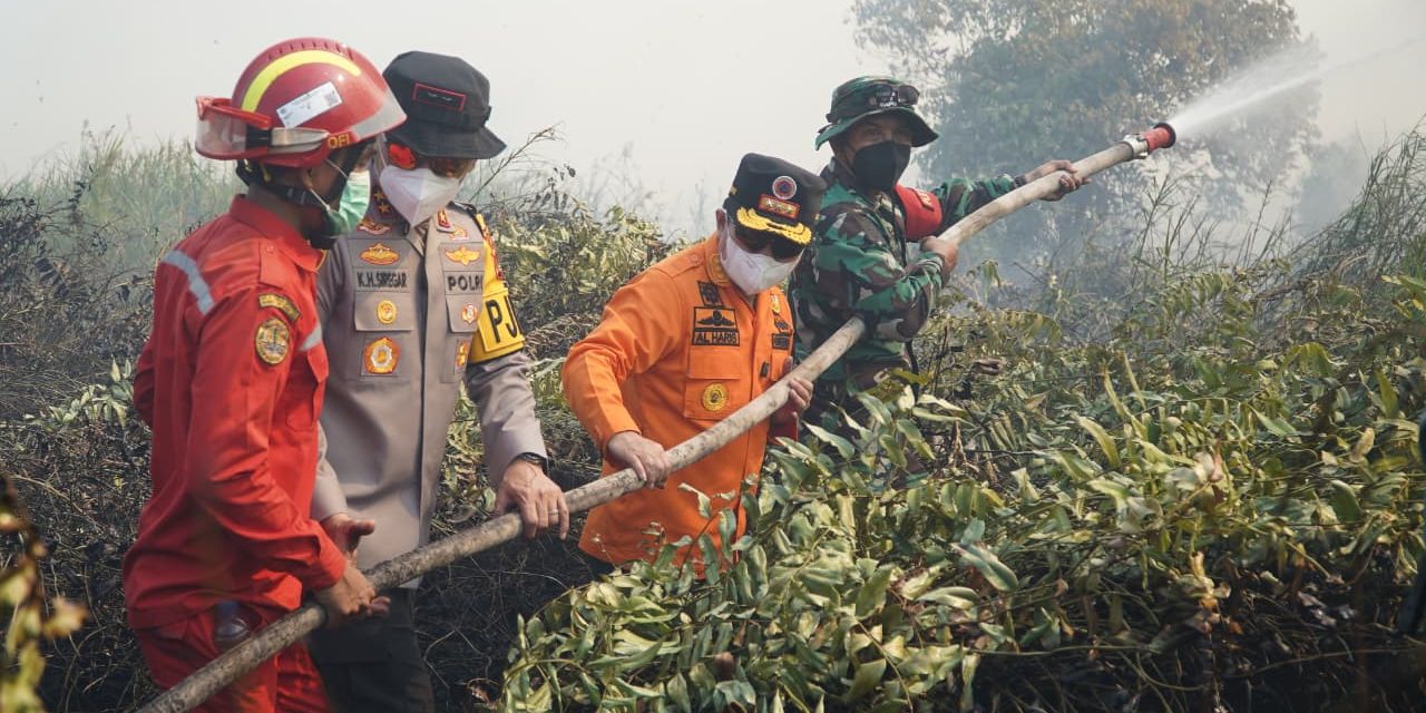 Danrem 042/Gapu Dampingi Gubernur dan Kapolda Jambi Padamkan Karhutla di Tanjab Timur