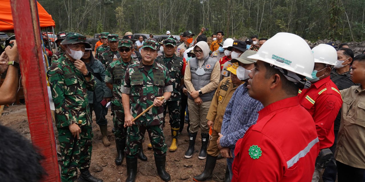 Pangdam XX/TIB Tinjau Lokasi Karhutla Di Londerang, Pastikan Pendinginan Berjalan Maksimal