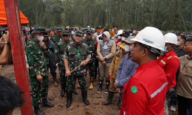 Pangdam XX/TIB Tinjau Lokasi Karhutla Di Londerang, Pastikan Pendinginan Berjalan Maksimal