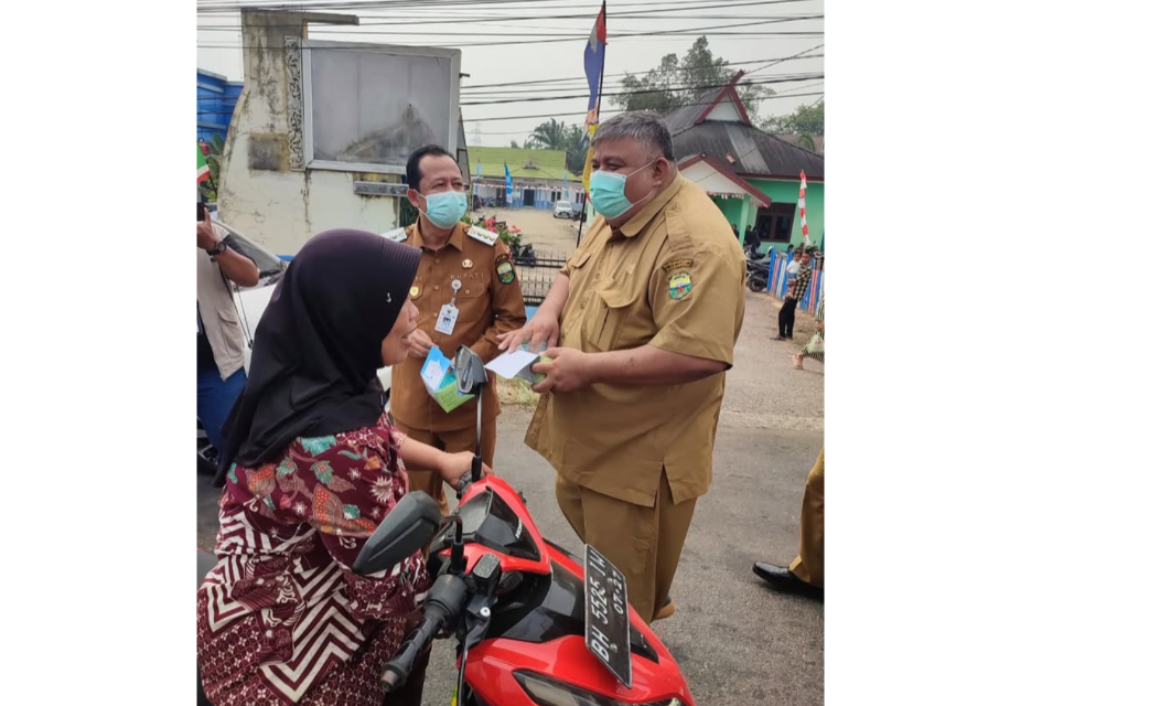 Kabut Asap Menebal, Pemkab Muaro Jambi Bagikan Ribuan Masker Kepada Warga