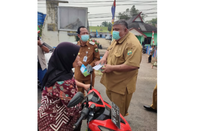 Kabut Asap Menebal, Pemkab Muaro Jambi Bagikan Ribuan Masker Kepada Warga