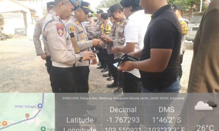 Cegah Judi Online, Polsek Mestong Periksa Handphone Personel