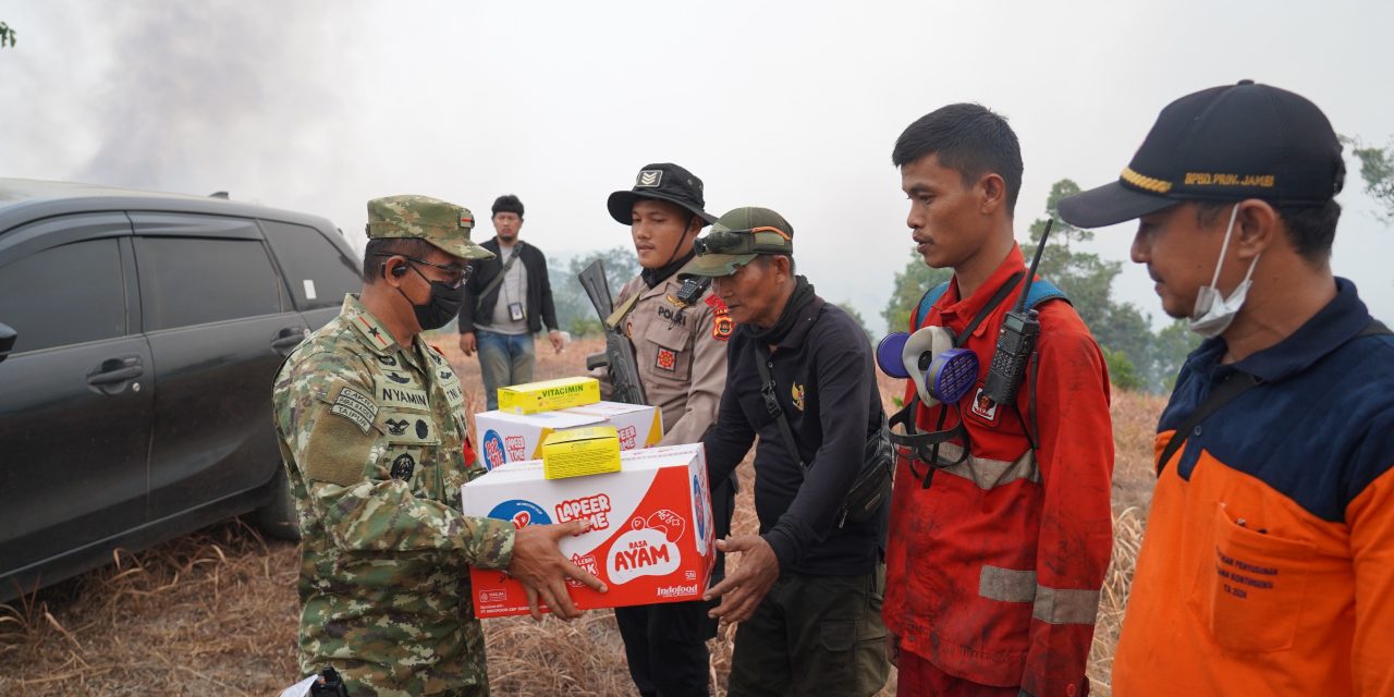 Danrem 042/Gapu Tinjau Karhutla di Tahura Batanghari, Petugas Dibekali Logistik dan Vitamin
