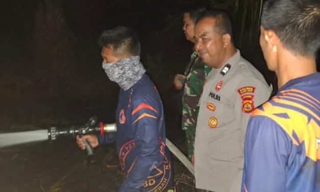Polsek Sekernan Bersama BPBD Dan Warga Padamkan Kebakaran Lahan Di Bukit Baling