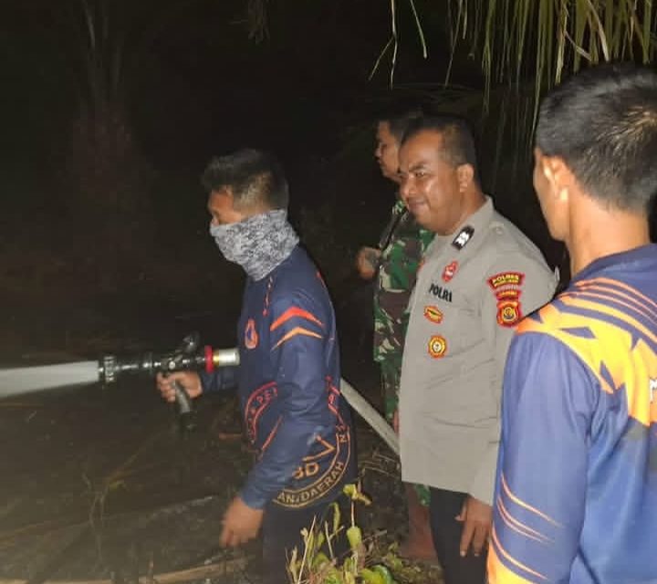 Polsek Sekernan Bersama BPBD Dan Warga Padamkan Kebakaran Lahan Di Bukit Baling