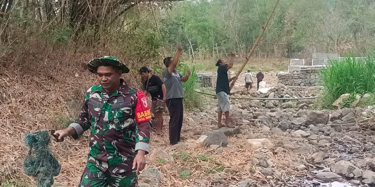 HUT Ke-81 TNI, TNI-Polri Dan Warga Bersihkan Sungai Tawing Trenggalek