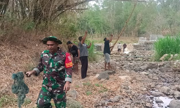 HUT Ke-81 TNI, TNI-Polri Dan Warga Bersihkan Sungai Tawing Trenggalek