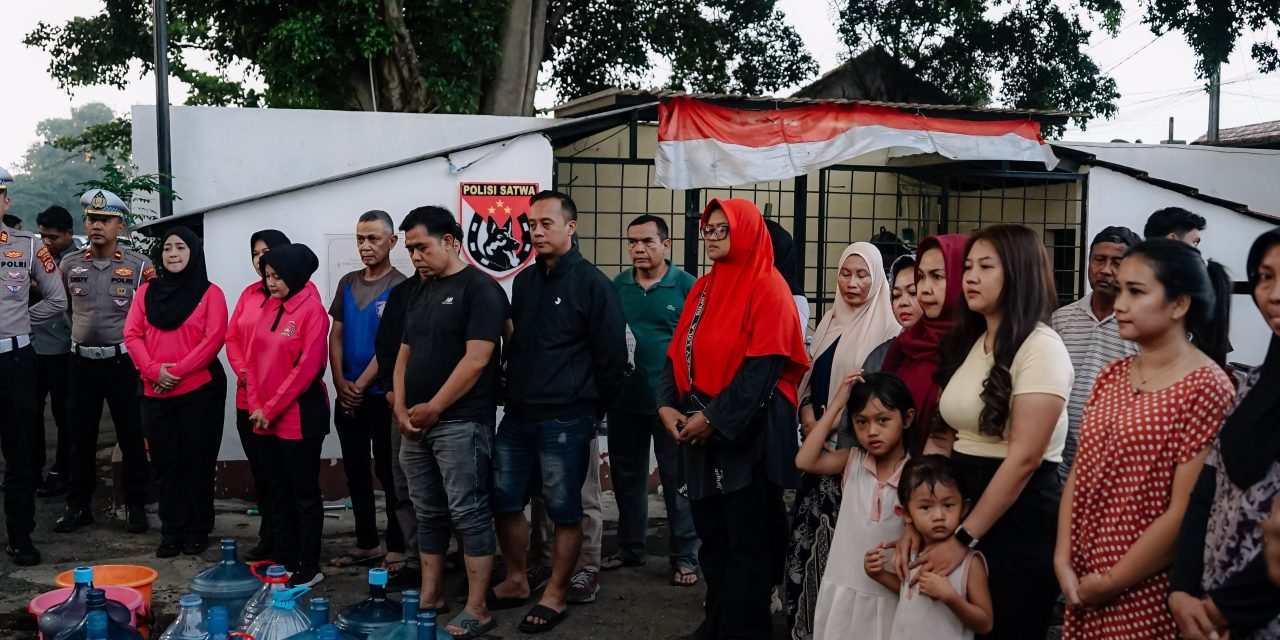 Kemarau Panjang, Polres Cimahi Salurkan 8.000 Liter Air Bersih Setiap Hari