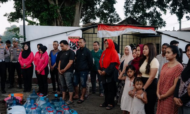 Kemarau Panjang, Polres Cimahi Salurkan 8.000 Liter Air Bersih Setiap Hari