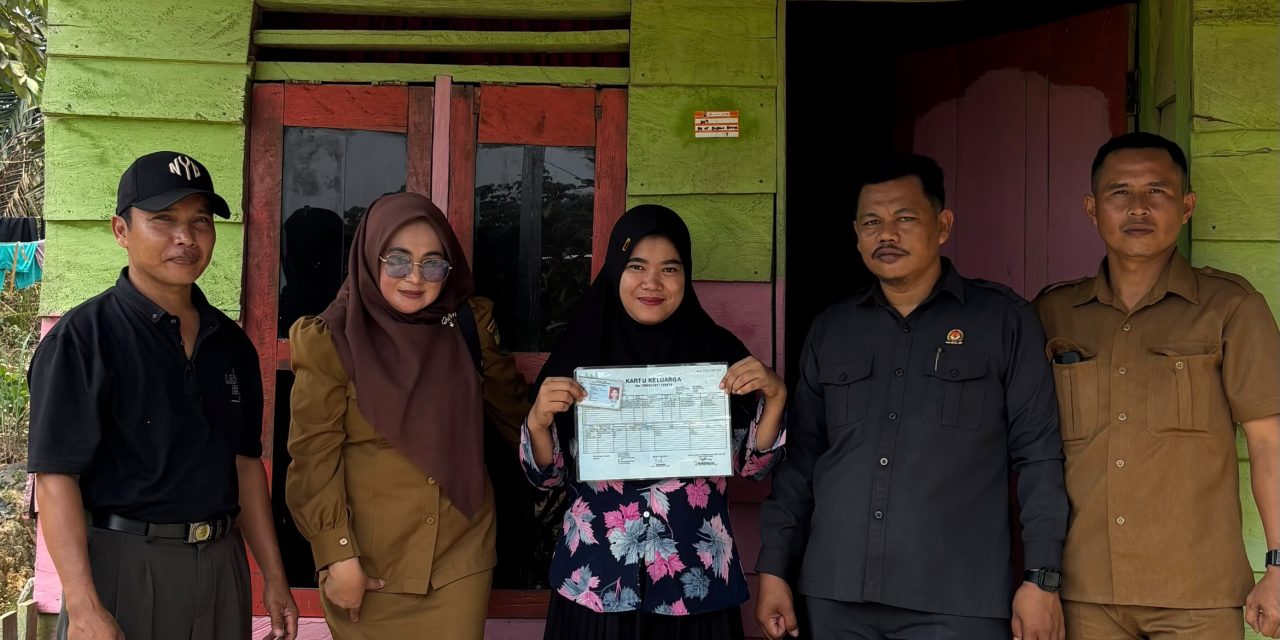 Bantuan Beras Disalurkan, Kades Suko Awin Jaya Turun Langsung Menyisir Warga