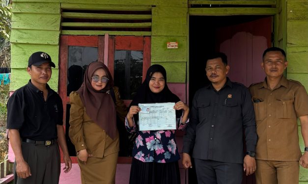 Bantuan Beras Disalurkan, Kades Suko Awin Jaya Turun Langsung Menyisir Warga
