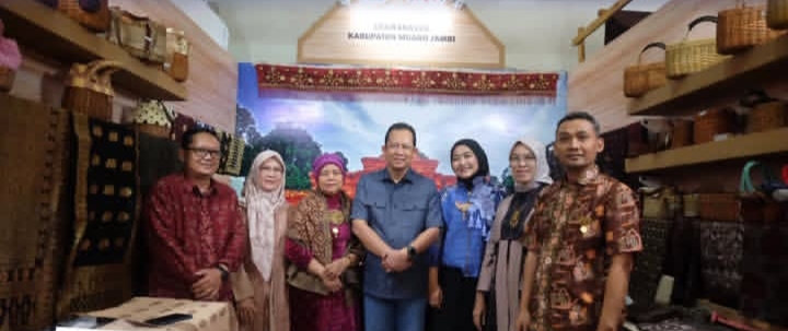 Bupati Muaro Jambi Tinjau Stand Kriyanusa 2026, Dorong Produk Kriya Tembus Pasar Internasional