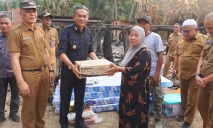 Wabup Muaro Jambi Tinjau Korban Kebakaran, Perintahkan Rumah Segera Dibangun