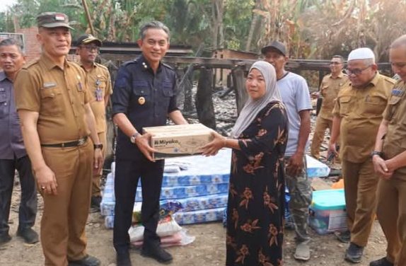 Wabup Muaro Jambi Tinjau Korban Kebakaran, Perintahkan Rumah Segera Dibangun