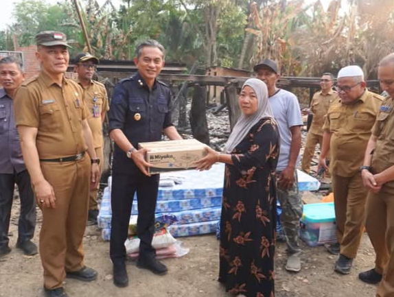 Wabup Muaro Jambi Tinjau Korban Kebakaran, Perintahkan Rumah Segera Dibangun